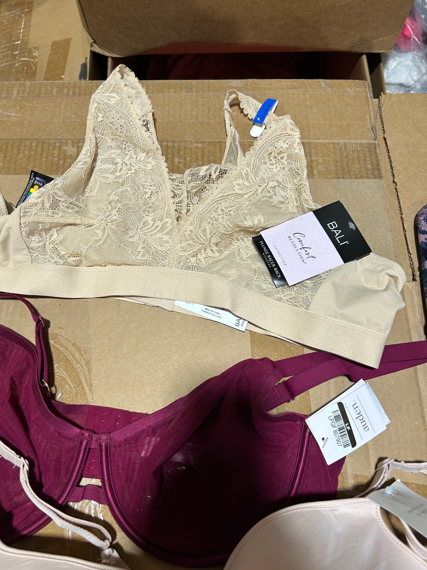 Women's PLUS - Bra's and ShapeWear - 55 pieces.