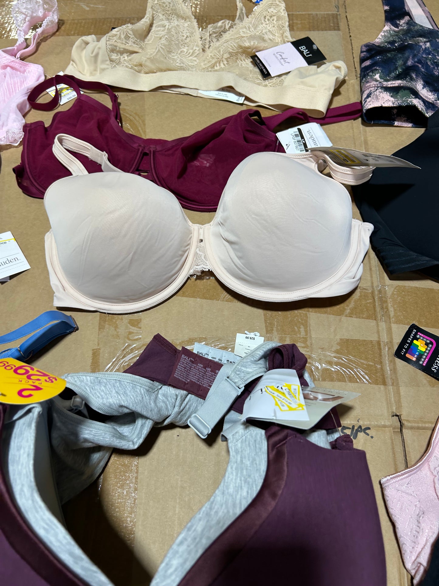 Women's PLUS - Bra's and ShapeWear - 55 pieces.