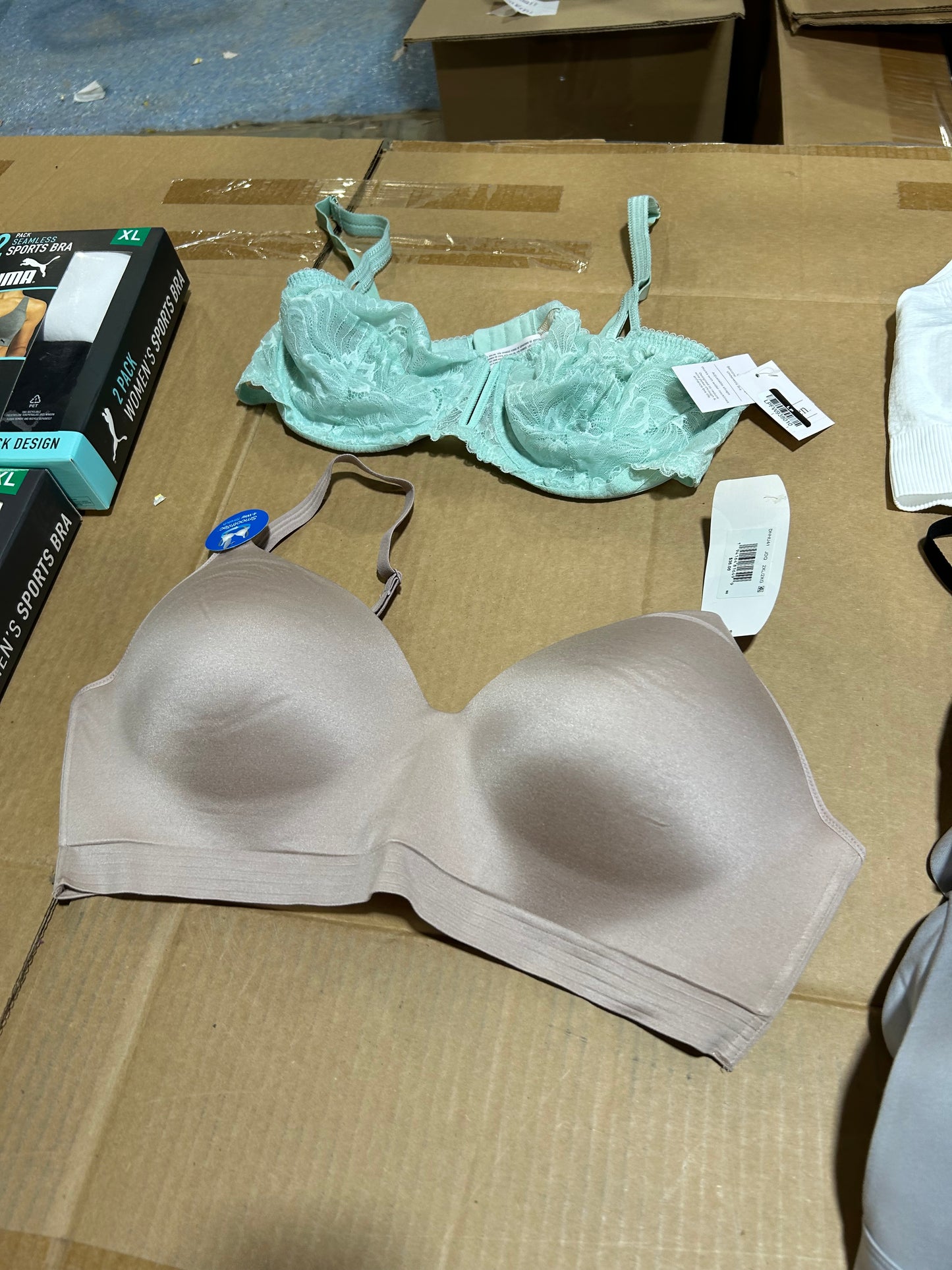 Women's PLUS - Bra's and ShapeWear - 55 pieces.